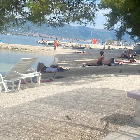 アパート Denis トロギール